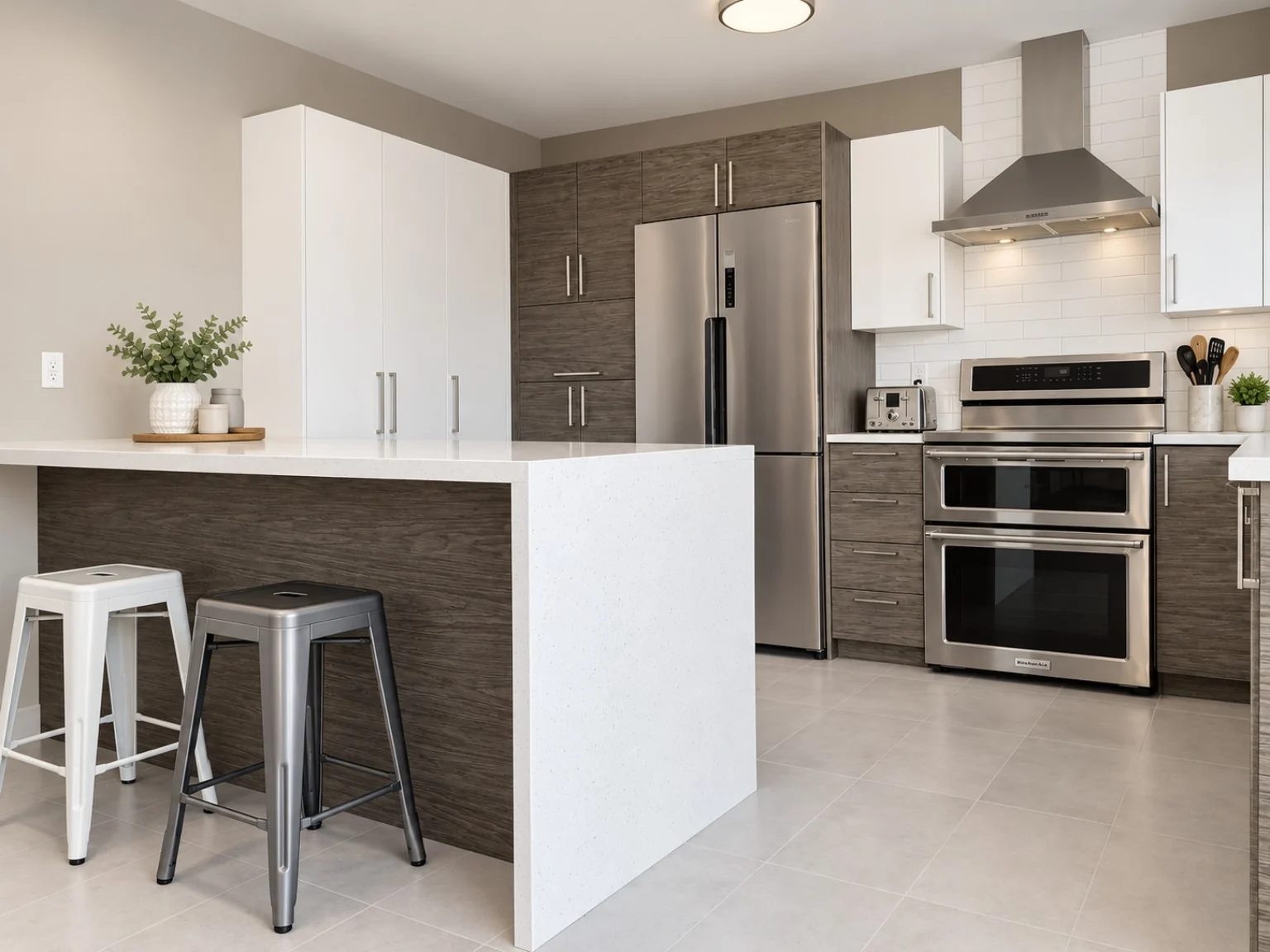 Cuisine contemporaine deux tons blanche et effet bois réalisée par Cuisine Esthétique